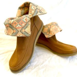 Sanuk canvas fold over booties. New and never worn